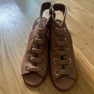 Size 6.5 Gianni Bini heels!